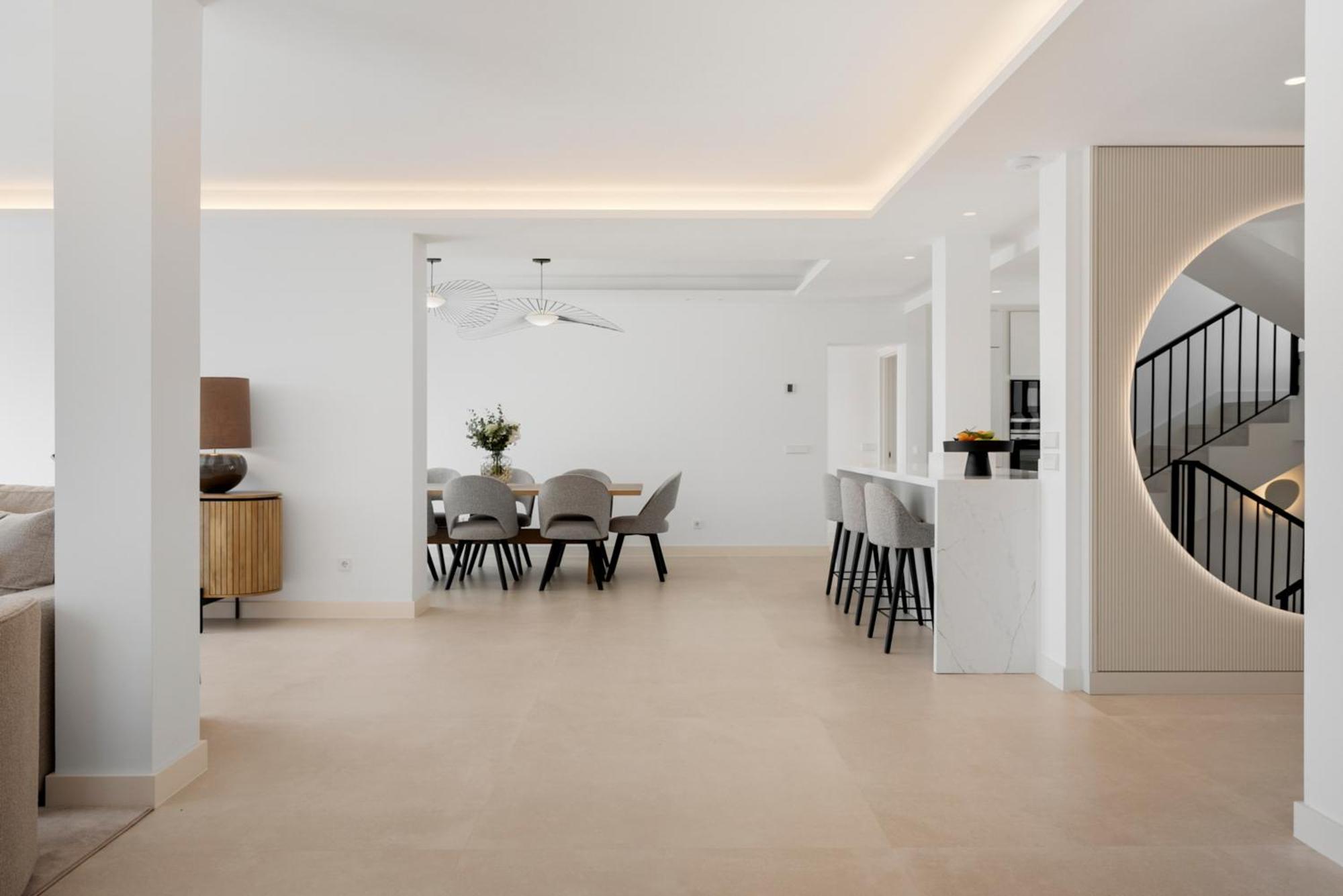 20600 - Luxurious Beachside Near Villa Marbellac