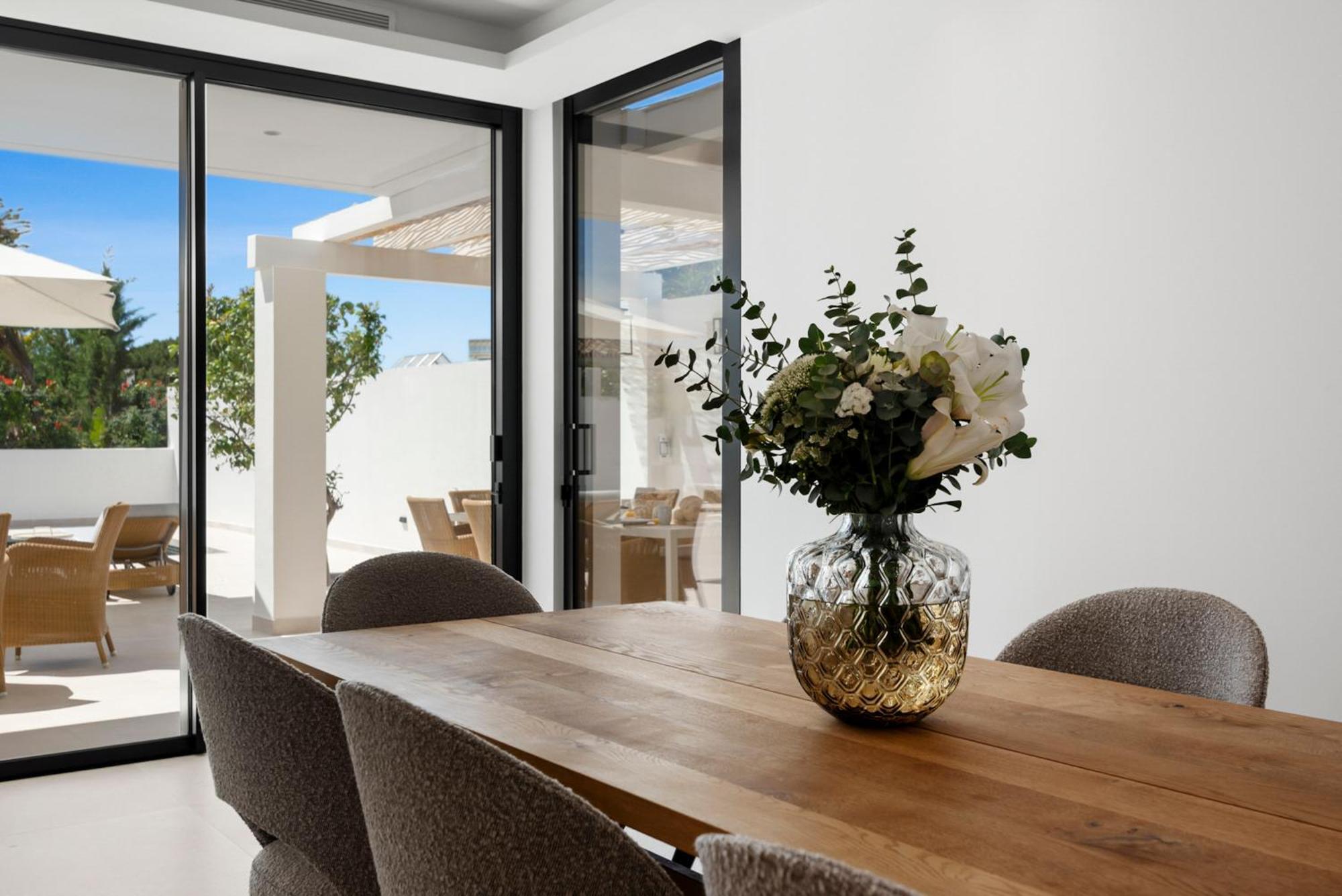 20600 - Luxurious Beachside Near Villa Marbellac