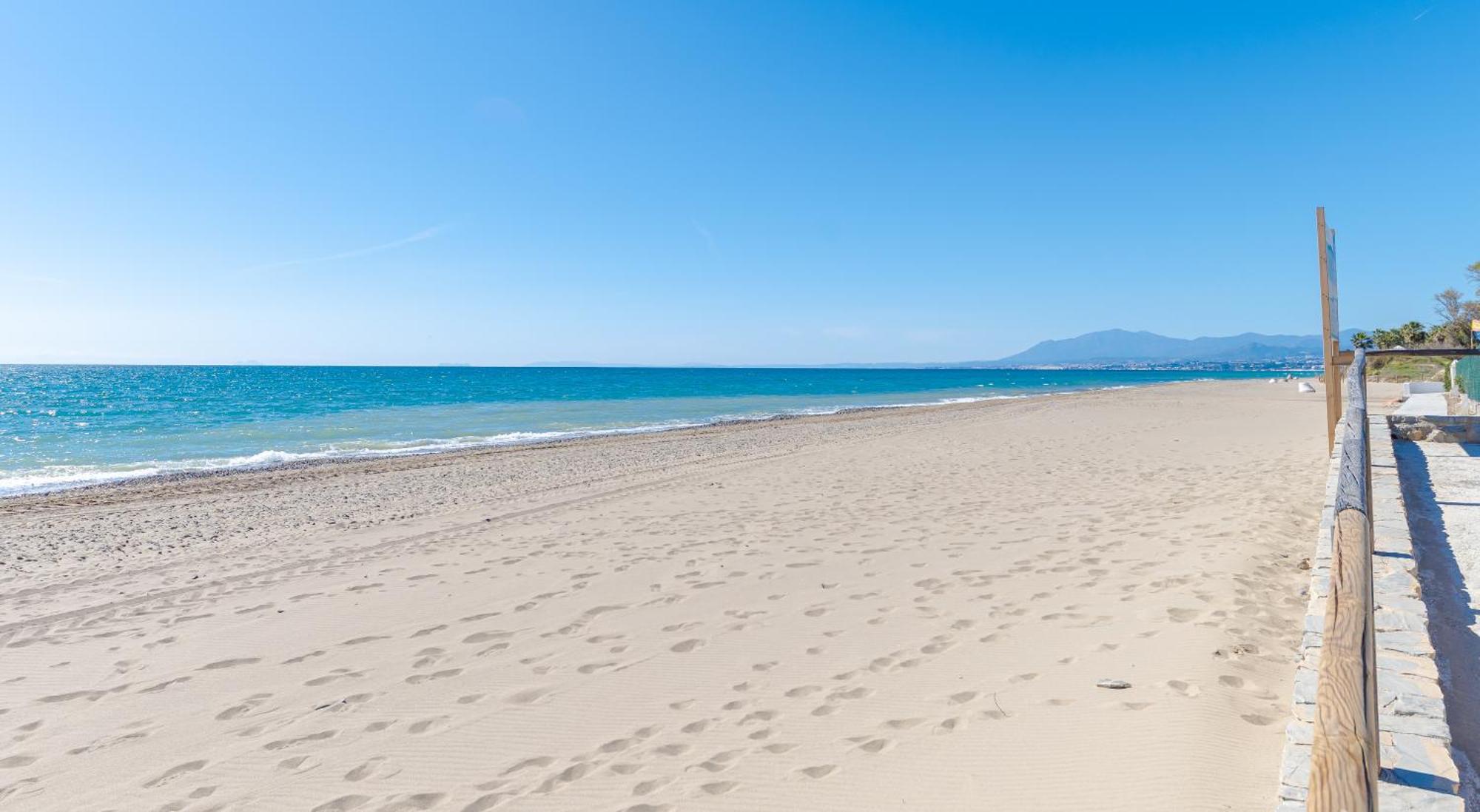 20600 - Luxurious Beachside Near Villa